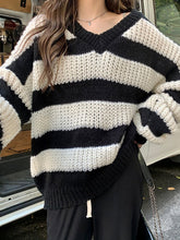 Oversize-Pullover mit V-Ausschnitt und Streifen